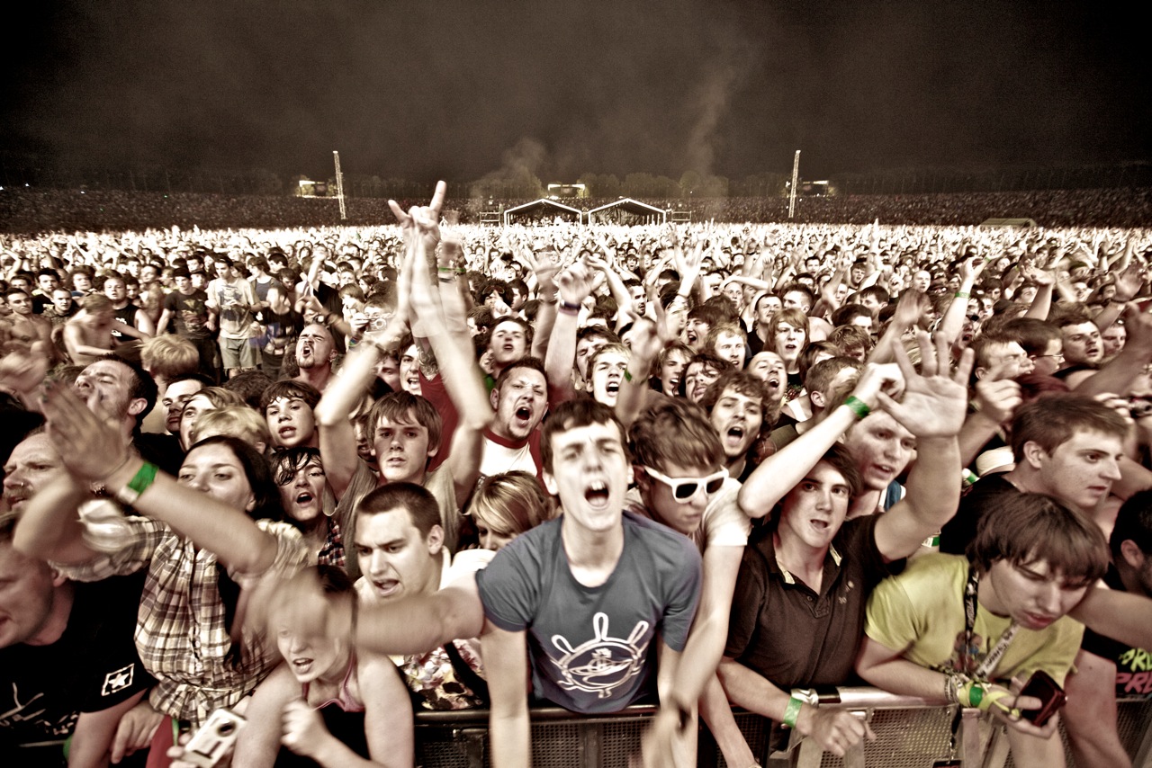 Люди на рок концерте. Фанаты на концерте. Толпа на концерте. Рок фанаты. Толпа фанатов.