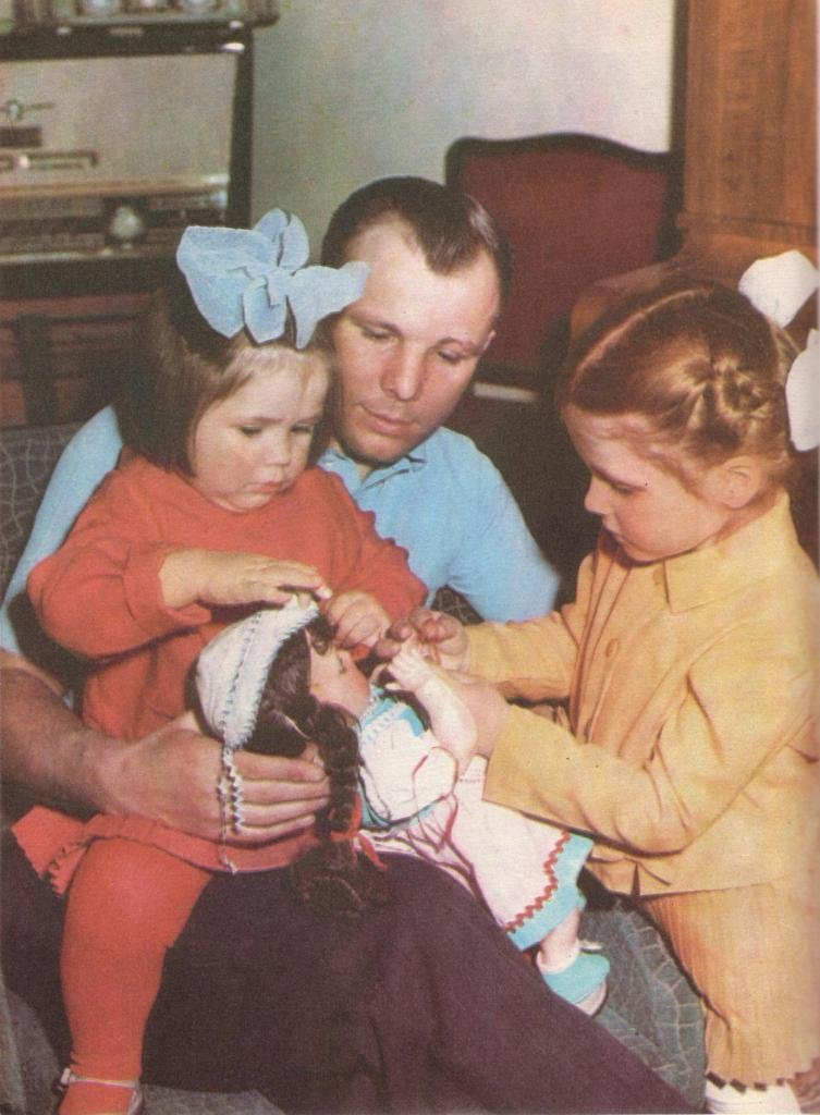 Гагарин с семьей фото. Семья Юрия Гагарина. Дочь Юрия Гагарина.