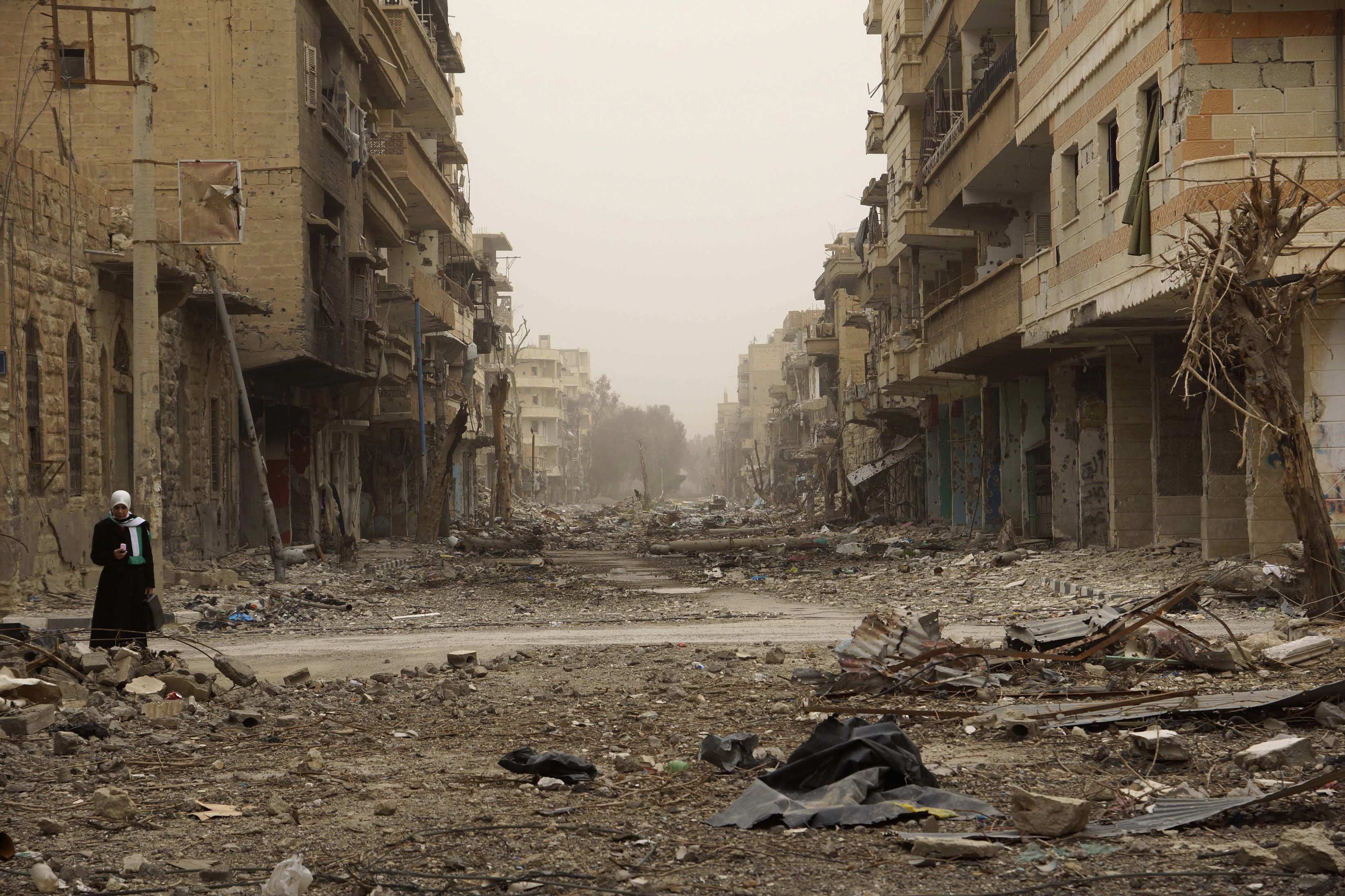 Улицы разрушенного города. Город Дейр-эз-зор. Город Хомс Сирия до войны. Разрушенный город.