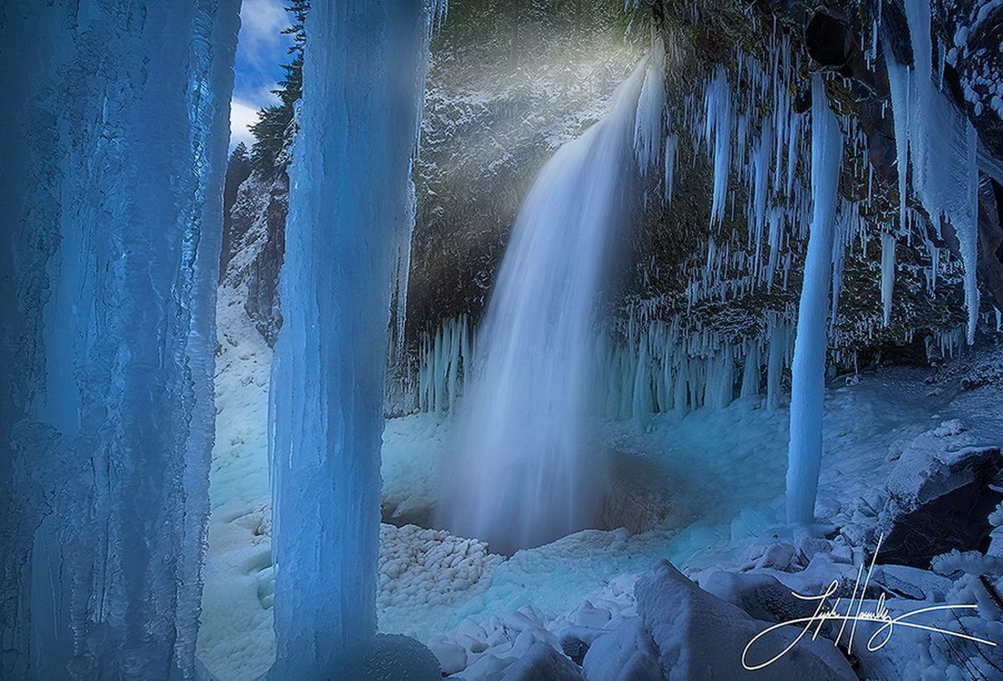 Зима фото водопад. Замерзший водопад Фенг. Водопад Малецуньяне, Лесото. Замерзший водопад Тирол Италия. Водопад зимой.