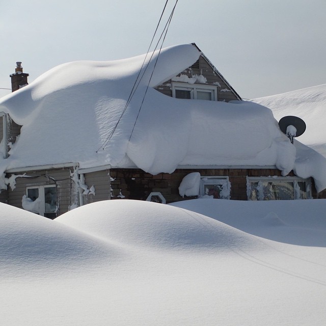 Село качки занесенное снегом. Дом занесло снегом. Заснеженная крыша дома. Снег по крышу. Дома занесенные снегом.