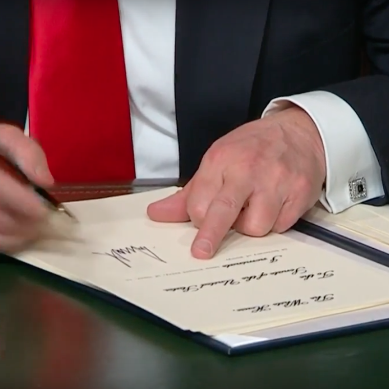 Президентский контракт. Подпись документов. Подписание указа. Подписание документов президентами.