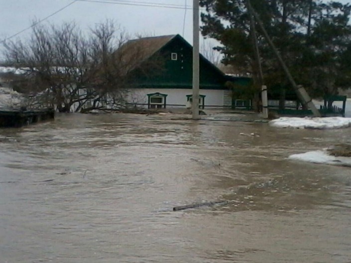 Паводки в казахстане уральск. Таскала Казахстан наводнение. Наводнение Казахстан село Соловьево.